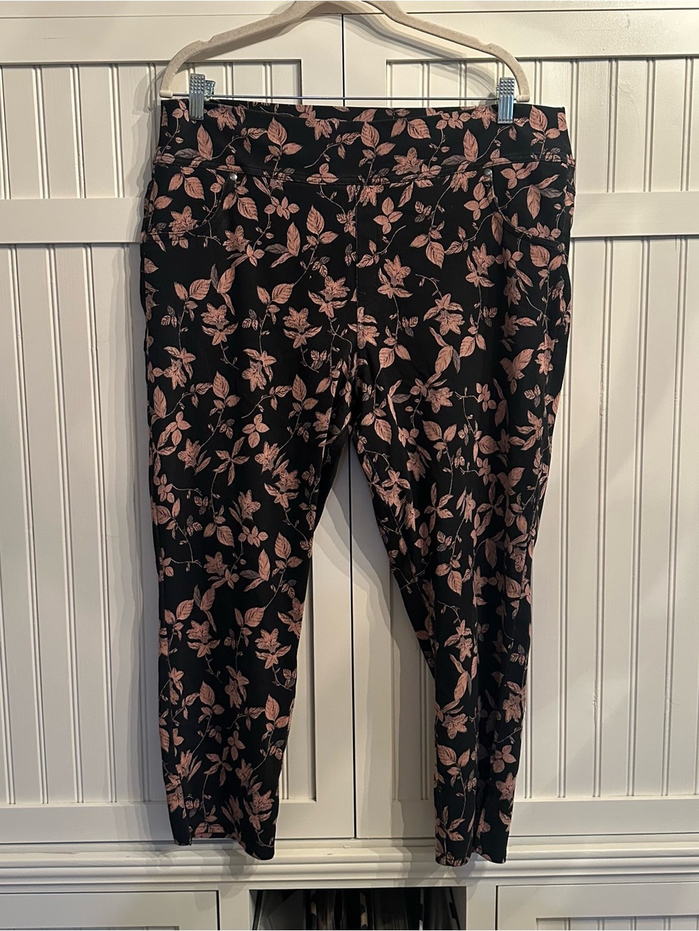 Utopia by HUE Black Jeggings with Pink Floral Print stretchy Size 2X